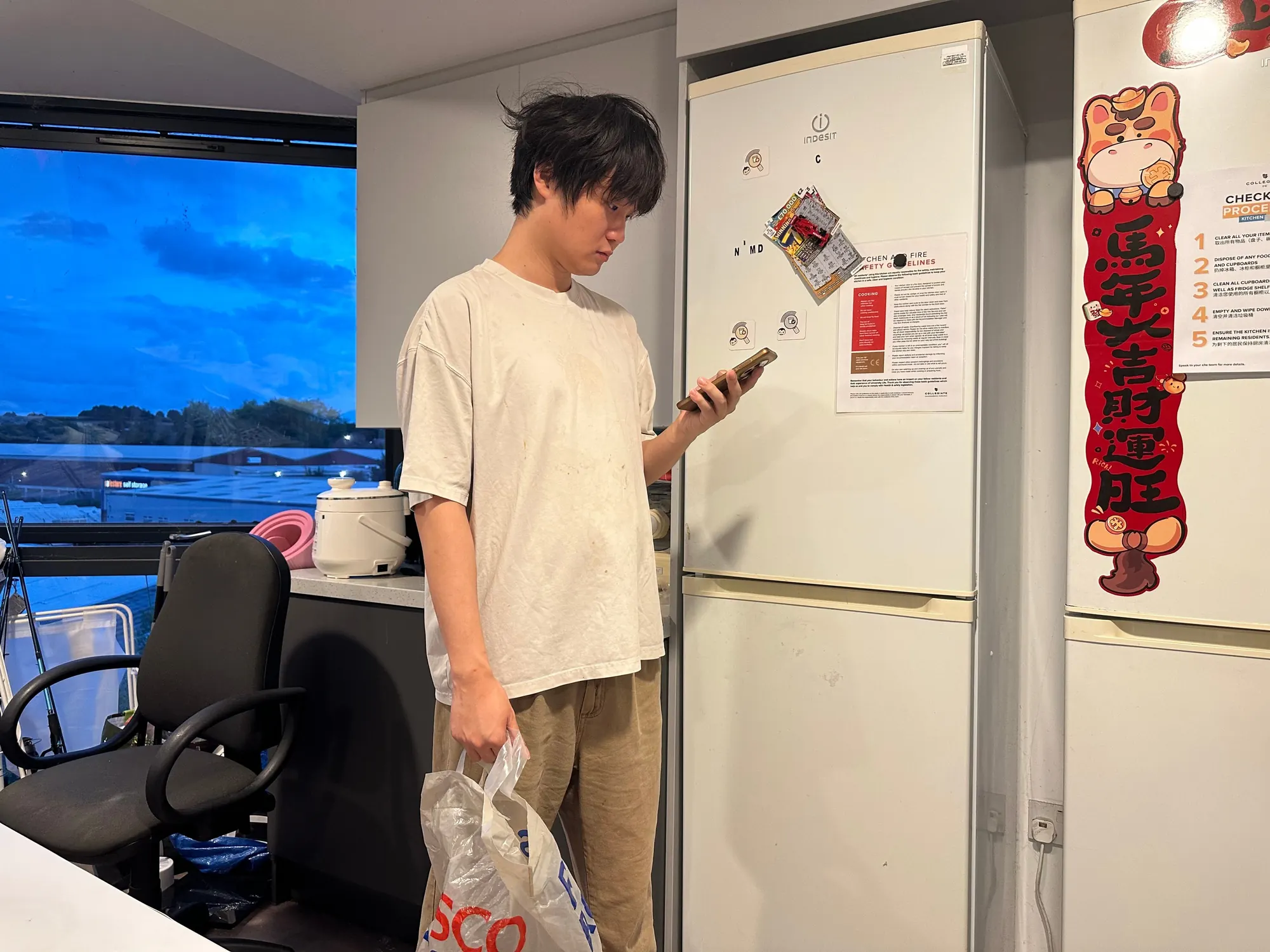 我在共享冰箱前演示手机原型